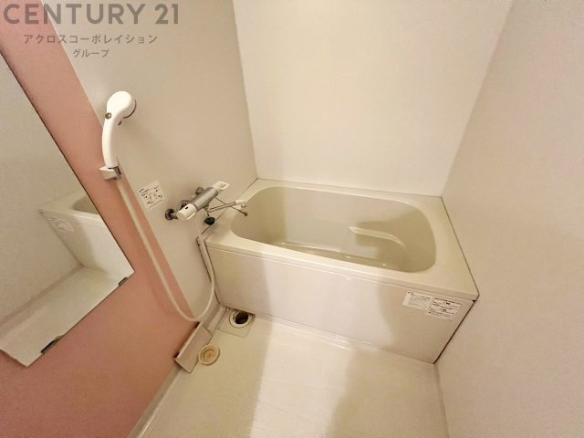 ユニットバスは省スペースでありながら、シンプルな設計と使いやすさを備え、簡便なメンテナンスが可能です。またミラー・小物置き場もあり便利です。