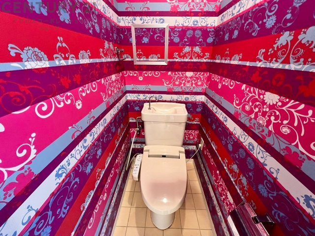 温水洗浄便座付トイレは温水洗浄機能により、暖かい水でおしりを洗浄することができ、冷たい水を使う従来の便座に比べ、温水洗浄機能で暖かいトイレを提供し、快適な使用を可能にします。