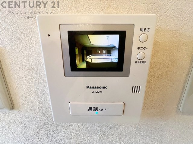訪問者が来たときにテレビ画面で確認できるため、安心してドアを開けられます。録画機能があるものもあり、留守中に来訪者を記録しておくことができます。利便性が高く、セキュリティ面でも安心です