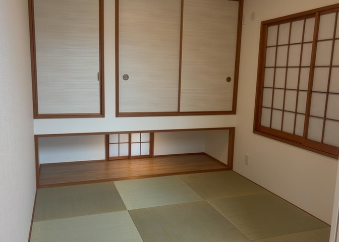 寝室でゆっくりと過ごすためにはベッド周りの適度な空間を担保することや窓の位置、照明の明るさ、寝室の広さなどを考える必要があります。自身や家族の構成とライフスタイルに併せて寝室にする部屋を選びましょう！