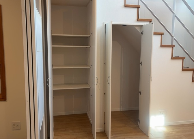 デザイン性を重視しすぎて収納が少なかった！なんてことにならないため、事前に現地で収納の数を確認しておくことをお勧めします。クローゼット以外にも床下収納や屋根裏収納、パントリーなどもチェックしましょう。