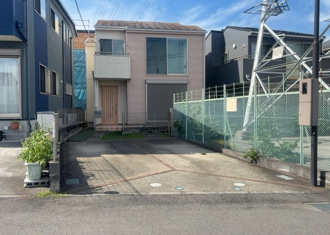 住宅用の土地では前面道路に2m以上接していなければならないと法律で定められています。しかし、お持ちの車のサイズやライフスタイルなどにより、2mでは利便が悪い場合もございますので、事前に確認しましょう。