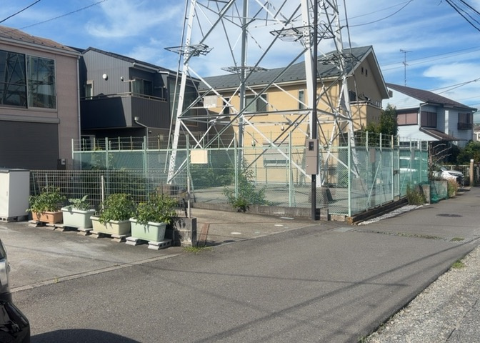 お持ちの車種によっては前面道路が広い方が便利でしょう。しかし、前面道路が広ければその分交通量が多くなるため、騒音などが気になる場合があります。実際に現地を見学し、周辺交通量や騒音などを確認しましょう！
