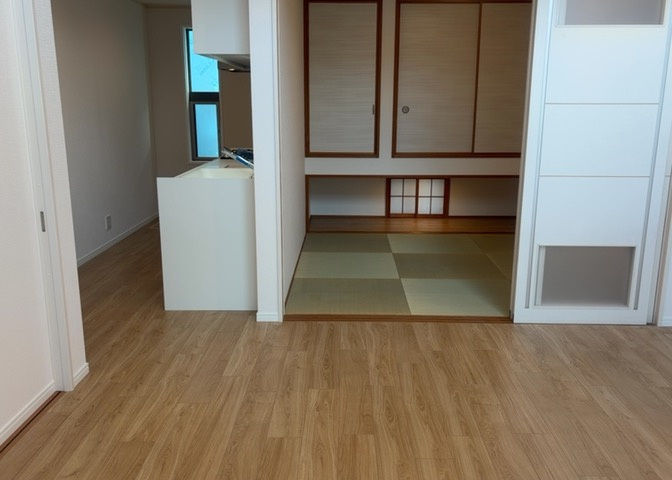 ダイニングとキッチンの間を扉や壁などで仕切らず、一体化させた間取りです。キッチンカウンターがついている物件ならば、食事をキッチンカウンターで取ることで、ダイニングスペースをリビングとして使用できます。