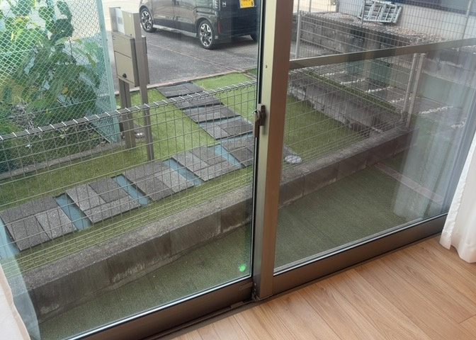 サッシは、ガラス窓に使用される金属製の窓枠です。一般的に住宅建築では、金属製建具工事の段階でガラス類・玄関などと同時に設置されます。種類や構造により断熱性能や遮音性能が異なるので現地でご確認ください。