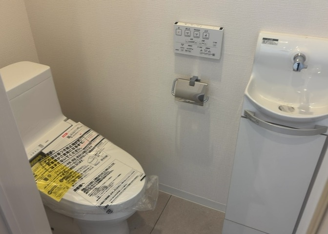 トイレは大きさや形、機能、抗菌性などが異なる多種多彩なタイプが各メーカーから出ています。それぞれに良さがあるため、事前にどういったタイプのトイレがいいのかをご家庭内で決めて、内見に行くといいでしょう。
