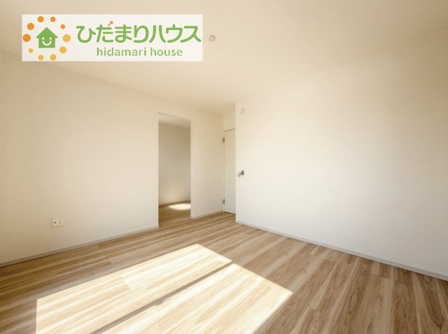 大きなベッドを置いても余裕の広さの主寝室♪