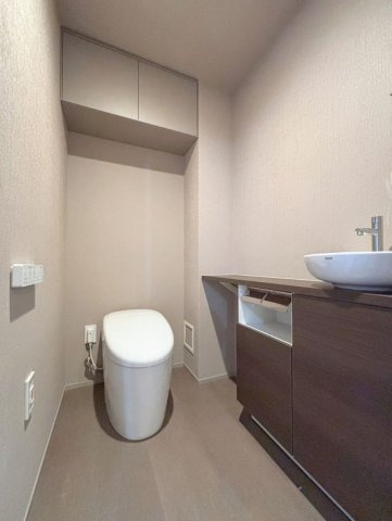 手洗いカウンターを完備。収納付きで美しく整う上質なトイレ空間です。