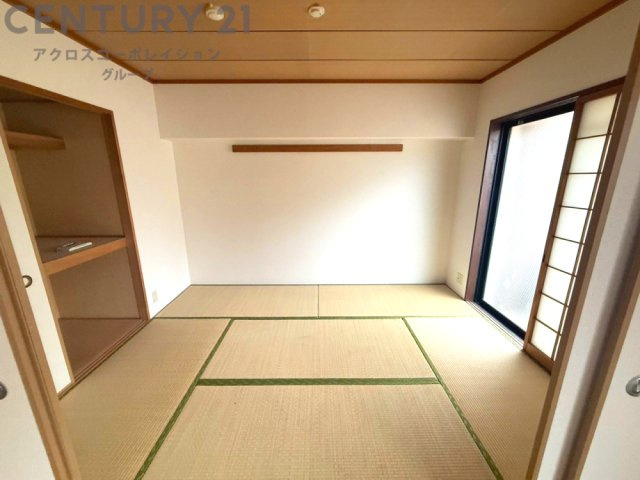 リビング横の和室スペースはリビングと続きで利用してもデザイン性のとれる洋風和室になります。やっぱり一室は欲しい和室は客間や小さなお子様の寝かせ付けなどにも便利です。