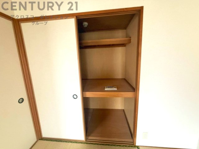押入れは季節の衣類、寝具などを収納できます。伝統的な美しさと実用性が融合し、収納物を保護する調湿・換気効果があります。使い方によっては書類や小物なども効果的に整理でき空間を有効活用できます。