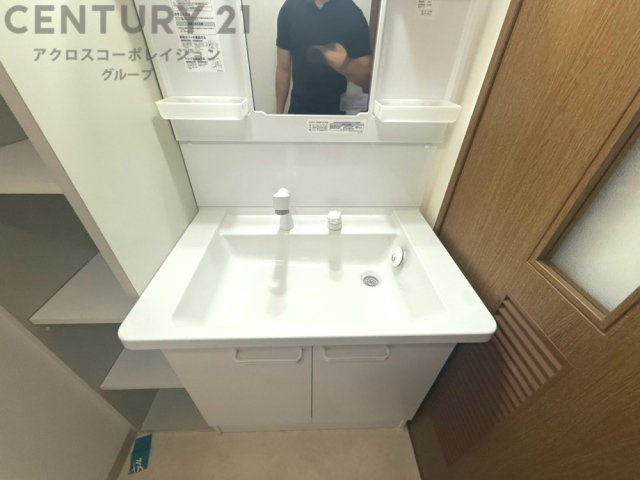 化粧品や洗顔料、歯ブラシなどの必需品をまとめて置ける収納スペースがあり、使用するたびに取り出す手間が省けます。また、水回りのため、濡れても大丈夫な素材が使用されており、お手入れが簡単です。