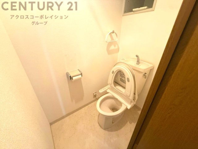 温水洗浄便座付トイレは温水洗浄機能により、暖かい水でおしりを洗浄することができ、冷たい水を使う従来の便座に比べ、温水洗浄機能で暖かいトイレを提供し、快適な使用を可能にします。
