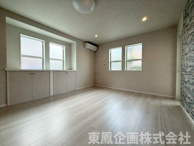 13.8帖の洋室です