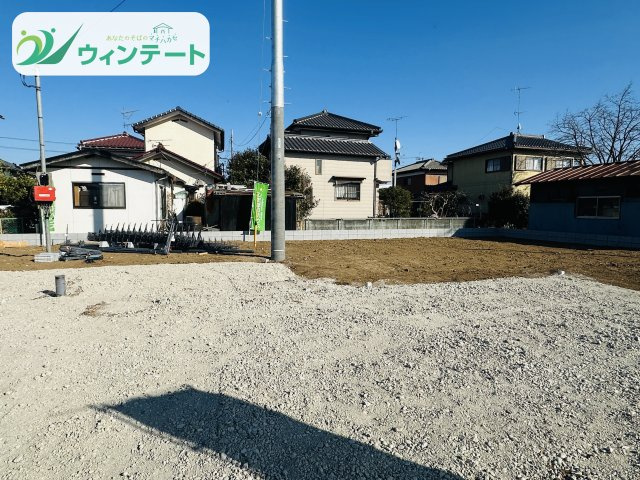 現地では建築工事が着々と進んでいます。基礎部分からも敷地の広さが感じられ、開放感あふれる区画。