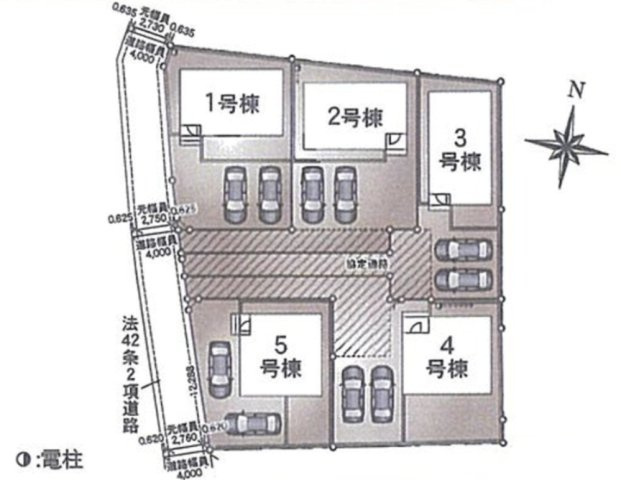 ゆとりある敷地設計。駐車スペースや庭もバランス良く配置されています。