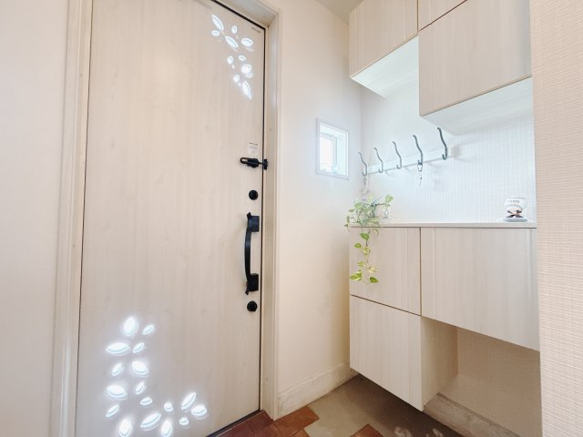 ■玄関｜毎日の「いってらっしゃい」や「お帰りなさい」を大切なご家族と過ごす玄関は〈使いやすさ〉を追求しております。玄関横の物入は急な来客時でもさっとお片付けできるスペースを確保しています。