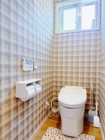 ■トイレ｜1階と2階にトイレがございます♪窓付きなので常に換気できてうれしいですね♪