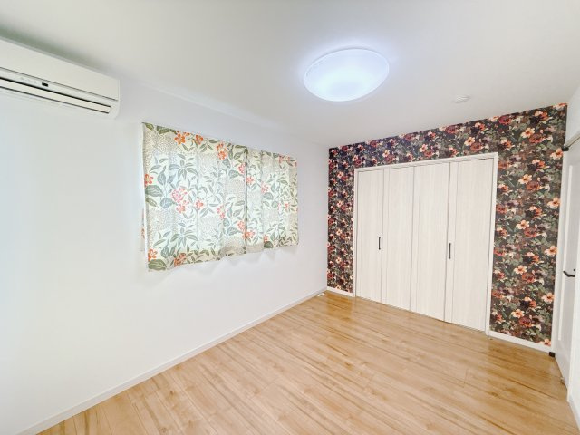 ■2階洋室｜お子様の一人部屋にピッタリな洋室。木のぬくもりを感じるフローリングは、天然木の味わいが時とともに深みを増していきます。また、傷にも強く、フリーワックスでお手入れもラクラクです♪