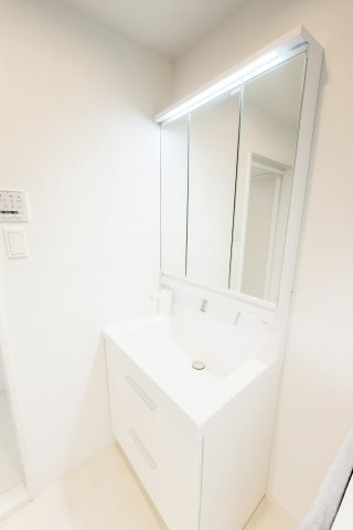 収納力と機能性に優れたお手入れラクラク洗面化粧台♪