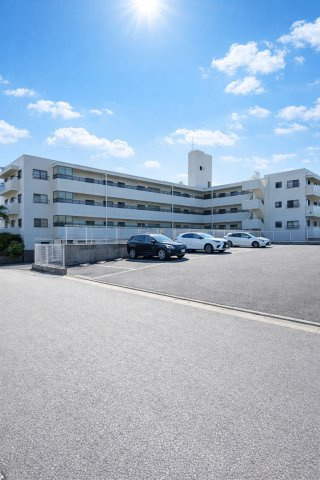 駐車場はマンション横（隣接）の月極駐車場が2台分あります♪（12100円/月・2026/2/21現在）