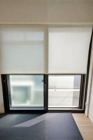 掃き出し窓（全4面）にロールカーテン付き♪