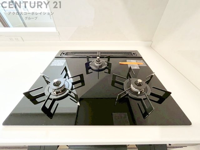 多数の調理器具を同時に使用でき、料理の効率化が可能。省エネで節約になり、様々な料理スタイルに適応できます。また、火力調整が独立しており、手入れや掃除もしやすく、今よりもっとお料理が楽しくなるかも。