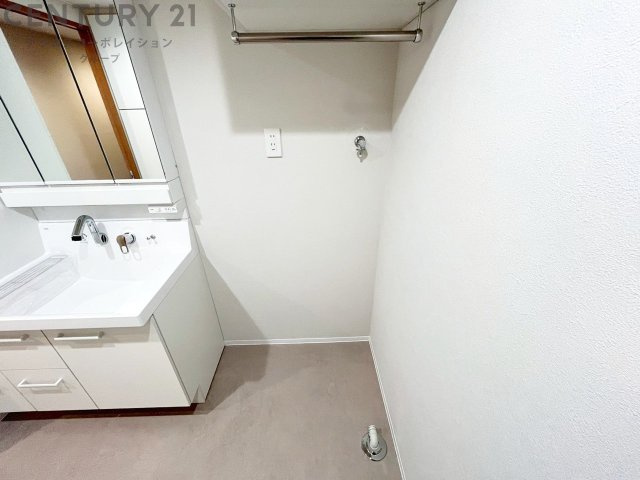 洗濯物の仕分け作業がしやすく、整理整頓が容易になります。洗濯音や湿気を他の部屋に持ち込まず、生活環境を快適に保ちます。上部を活用すれば収納スペースを確保でき洗剤や洗濯用品の整理もしやすくなります。