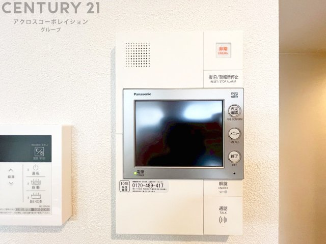 訪問者が来たときにテレビ画面で確認できるため、安心してドアを開けられます。録画機能があるものもあり、留守中に来訪者を記録しておくことができます。利便性が高く、セキュリティ面でも安心です。