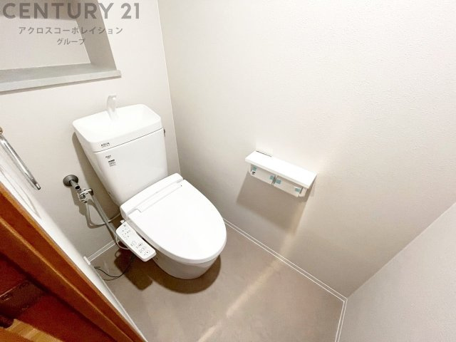 温水洗浄便座付トイレは温水洗浄機能により、暖かい水でおしりを洗浄することができ、冷たい水を使う従来の便座に比べ、温水洗浄機能で暖かいトイレを提供し、快適な使用を可能にします。