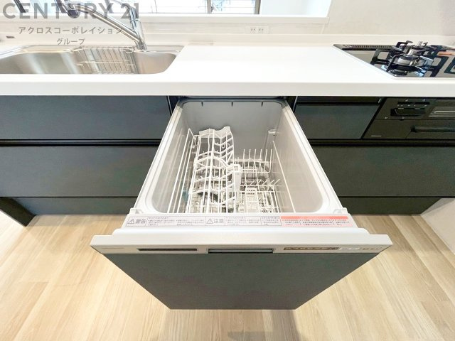 食器洗浄乾燥機は手洗いに比べて時間や労力を節約できます。また、高温のお湯で洗浄されるため、雑菌や細菌を殺菌する効果もあります。さらに、乾燥機能があるため、手で拭く手間も省け衛生的に保管できます。