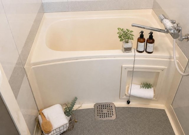バス・トイレ別仕様の快適な浴室空間です。広めのスペースで一日の疲労をしっかり癒やすことができます。公共下水・都市ガス利用の設備環境が整っており、ファミリーでの生活も快適にお過ごしいただけます。