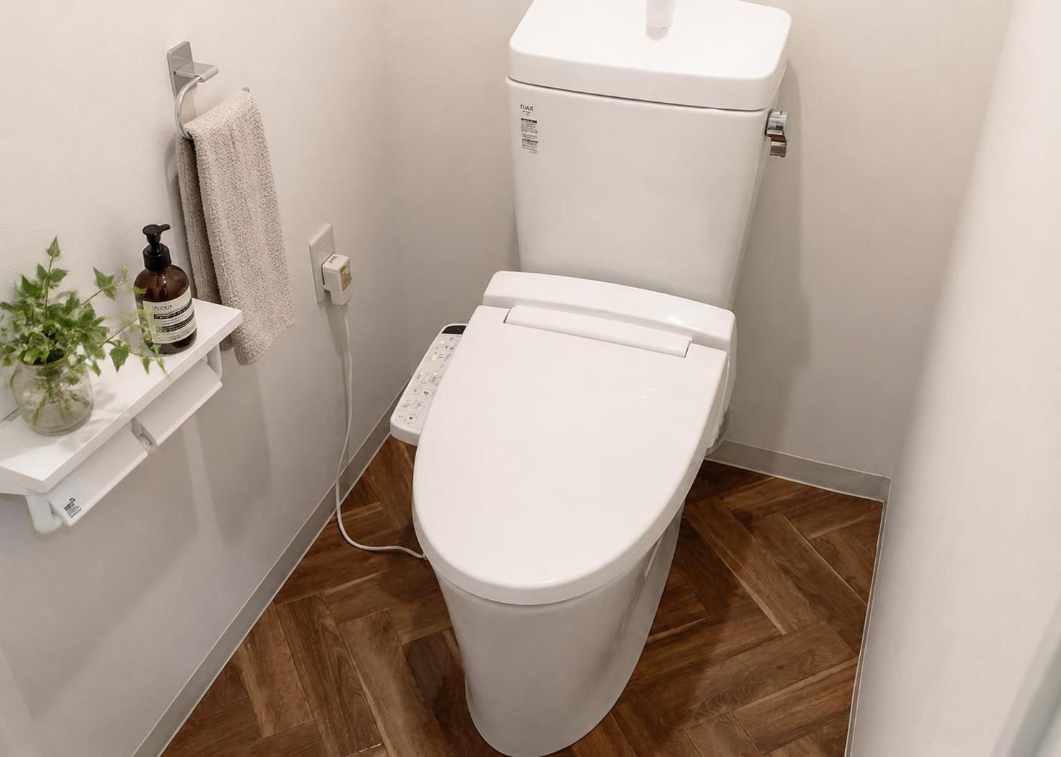 バス・トイレ別の独立したトイレ空間です。床ワックスが施されており清潔感ある空間に仕上げられています。毎日使う場所だからこそ手入れがしやすく、家族みんなが気持ちよく利用できる明るいトイレです。