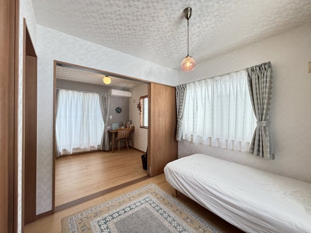 2つの4.5帖洋室が続き間になった使い勝手の良い空間です。引き戸を開ければゆったり広々と利用でき子供部屋や趣味スペース、寝室＋書斎など多用途に活躍します。閉じればそれぞれ独立した個室としても使えます