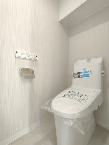 【トイレ】　トイレはシンプルなデザイン。毎日使う場所だからこそ、使い勝手を考慮しました。