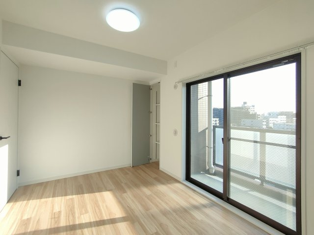 【洋室約6.3帖】　収納力がたっぷりのこちらのお部屋は主寝室向き。出かける準備や大切なお荷物を保管したりと便利にお使いいただけます。