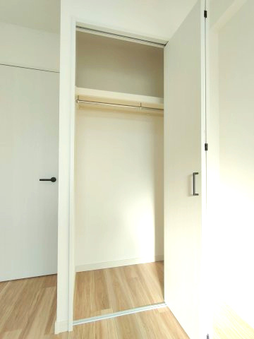 【洋室約5.3帖　収納】　全てのお部屋に収納を備え、空間を広くお使いいただけます。