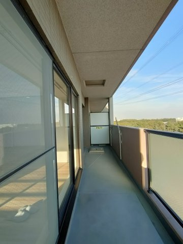 【バルコニー】　南東向きメインバルコニー。朝日をしっかり浴びることができます。