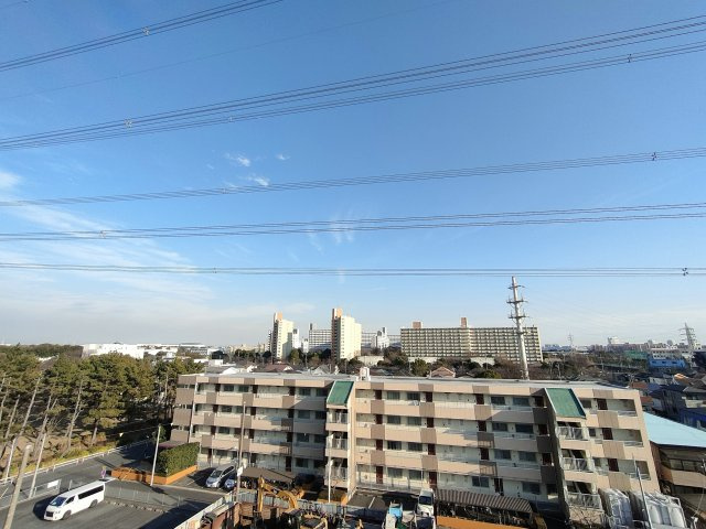 【眺望】　メインバルコニーからの眺望。どこまでも広がる青空の下、限りない開放感を味わえる空間です。
