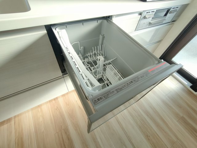 【食洗器】　手肌に優しく、家事の時短にもなる食洗機を完備。