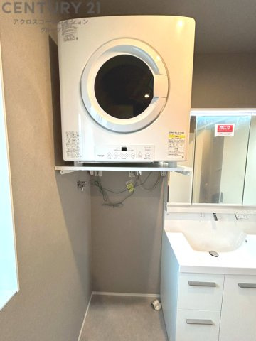 洗濯物の仕分け作業がしやすく、整理整頓が容易になります。洗濯音や湿気を他の部屋に持ち込まず、生活環境を快適に保ちます。上部を活用すれば収納スペースを確保でき洗剤や洗濯用品の整理もしやすくなります。