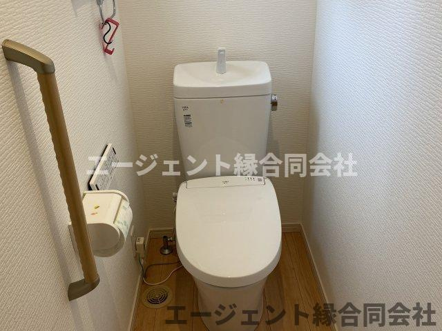 落ち着いた色調のトイレです
