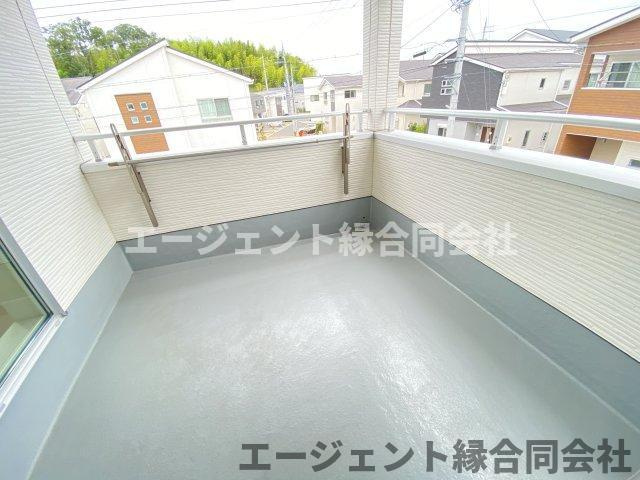 屋根のある暖かな日差しのふりそそぐバルコニー
