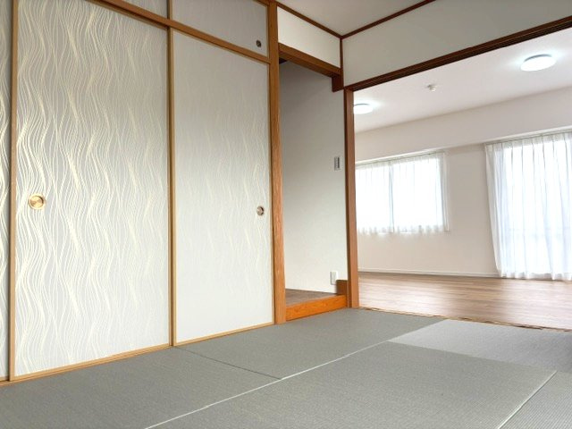 【和室約6.0帖】リビング横に位置する便利な和室！畳や襖が美しく整えられ、客間やお子様のプレイスペース、寝室としても多目的に大活躍。扉を開ければ、LDKと一体感のある広々空間としても使えます。