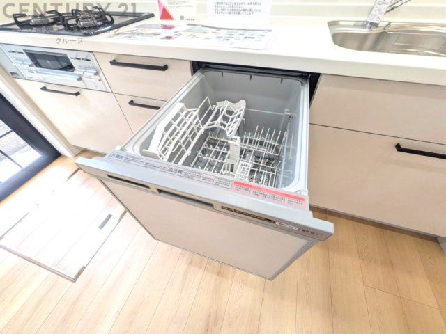 食器洗浄乾燥機は手洗いに比べて時間や労力を節約できます。また、高温のお湯で洗浄されるため、雑菌や細菌を殺菌する効果もあります。さらに、乾燥機能があるため、手で拭く手間も省け衛生的に保管できます。