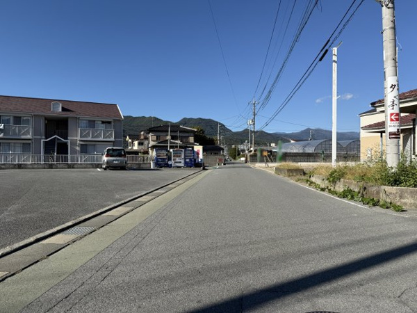 【笛吹市石和町川中島区画②　売地の前面道路含む現地写真】