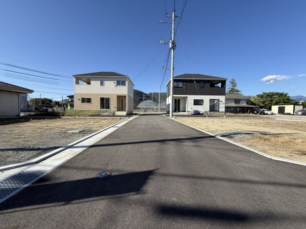 【笛吹市石和町川中島区画②　売地の前面道路含む現地写真】