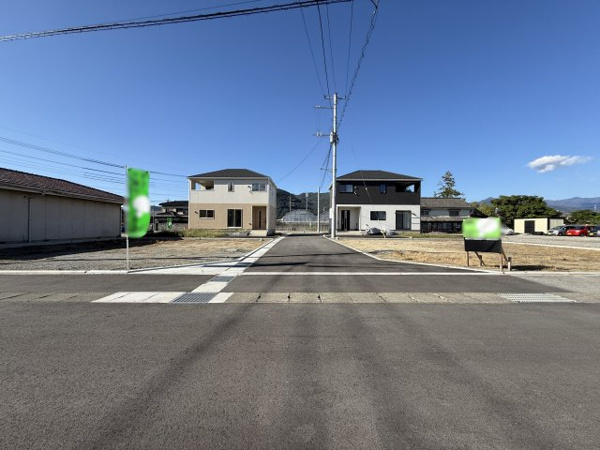 【笛吹市石和町川中島区画②　売地の前面道路含む現地写真】