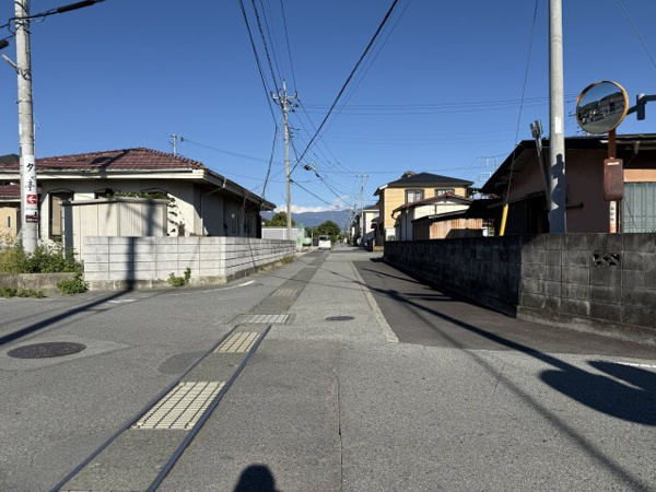 【笛吹市石和町川中島区画⑧　売地の前面道路含む現地写真】