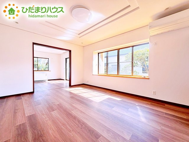 折上げ天井で、開放感あるリビング