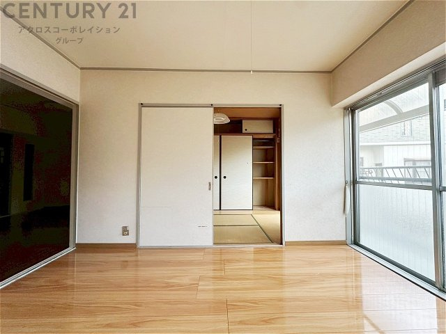 子供部屋…創造性や成長を促す遊びの空間を提供。学習や趣味に集中できる環境を整えます。個別のプライベートスペースは自己表現と自立心を育み、心地よい睡眠環境を整えリラックスできる場所を提供。